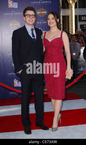 Chris Evans, Hayley Atwell im Ankunftsbereich für Captain America: der erste Rächer Premiere, El Capitan Theatre, Los Angeles, CA 19. Juli 2011. Foto von: Elizabeth Goodenough/Everett Collection Stockfoto