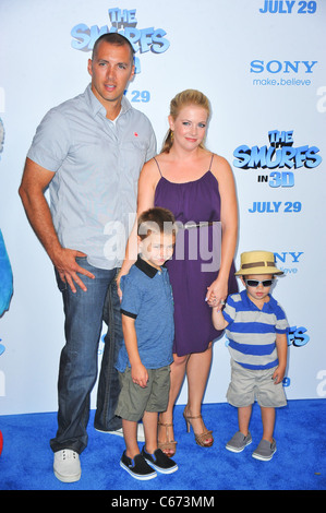 Mark Wilkerson, Melissa Joan Hart, Mason Wilkerson, Brady Wilkerson im Ankunftsbereich für die SCHLÜMPFE-Premiere, The Ziegfeld Theatre, New York, NY 24. Juli 2011. Foto von: Gregorio T. Binuya/Everett Collection Stockfoto