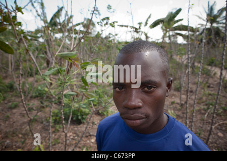 Yusufu Hamisi Mtandika (15) ist eine junge Opfer der Landnahme Leben in Tansania, Ostafrika. Stockfoto