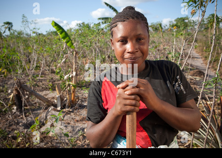 Zam Zam Juma (20) ist eine junge Opfer der Landnahme Leben in Tansania, Ostafrika. Stockfoto