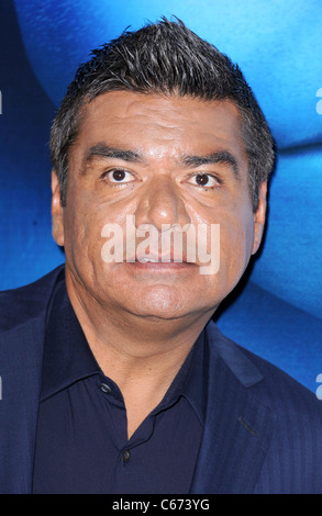 George Lopez im Ankunftsbereich für die SCHLÜMPFE-Premiere, The Ziegfeld Theatre, New York, NY 24. Juli 2011. Foto von: Kristin Callahan/Everett Collection Stockfoto