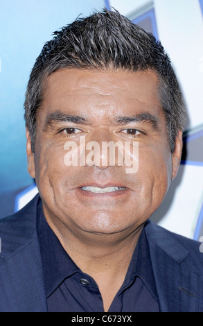 George Lopez im Ankunftsbereich für die SCHLÜMPFE-Premiere, The Ziegfeld Theatre, New York, NY 24. Juli 2011. Foto von: Kristin Callahan/Everett Collection Stockfoto