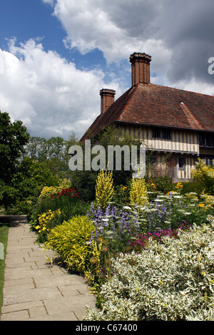 DER LANGE SOMMER GRENZT AN DAS GROSSE DIXTER-HAUS. EAST SUSSEX UK. Stockfoto