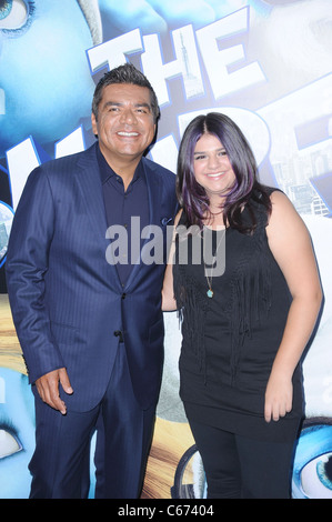 George Lopez im Ankunftsbereich für die SCHLÜMPFE-Premiere, The Ziegfeld Theatre, New York, NY 24. Juli 2011. Foto von: Kristin Callahan/Everett Collection Stockfoto