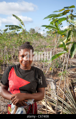 Zam Zam Juma (20) ist eine junge Opfer der Landnahme Leben in Tansania, Ostafrika. Stockfoto