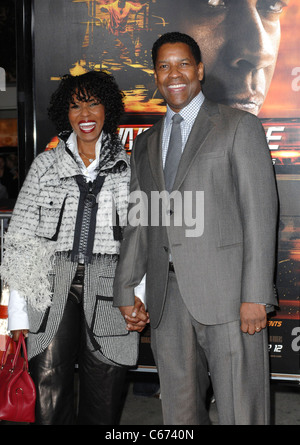 Denzel Washington, Pauletta Washington im Ankunftsbereich für UNAUFHALTSAMEN Premiere, Regency Village Theater, Westwood, CA 26. Oktober 2010. Foto von: Elizabeth Goodenough/Everett Collection Stockfoto