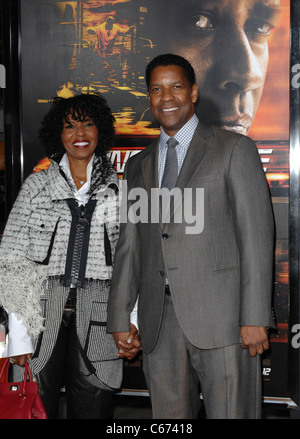 Denzel Washington, Pauletta Washington im Ankunftsbereich für UNAUFHALTSAMEN Premiere, Regency Village Theater, Westwood, CA 26. Oktober 2010. Foto von: Elizabeth Goodenough/Everett Collection Stockfoto