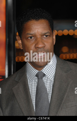 Denzel Washington im Ankunftsbereich für UNAUFHALTSAMEN Premiere, Regency Village Theater, Westwood, CA 26. Oktober 2010. Foto von: Elizabeth Goodenough/Everett Collection Stockfoto