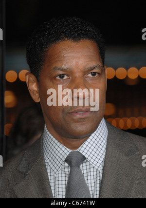 Denzel Washington im Ankunftsbereich für UNAUFHALTSAMEN Premiere, Regency Village Theater, Westwood, CA 26. Oktober 2010. Foto von: Elizabeth Goodenough/Everett Collection Stockfoto