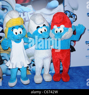 Schlümpfe im Ankunftsbereich für die SCHLÜMPFE-Premiere, The Ziegfeld Theatre, New York, NY 24. Juli 2011. Foto von: Kristin Callahan/Everett Collection Stockfoto