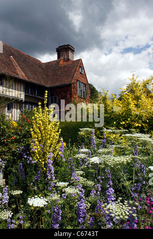 DER LANGE SOMMER GRENZT AN DAS GROSSE DIXTER-HAUS. EAST SUSSEX UK. Stockfoto