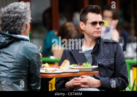 Jim Carrey, speist im Bar Pitti unterwegs für Promi-Schnappschüsse - do, New York, NY 19. Mai 2011. Foto von: Ray Tamarra/Everett Collection Stockfoto