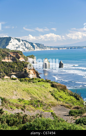 Die schönen weißen Klippen und drei Schwestern Stacks Tasman Sea North Taranaki Bight Tongaporutu Nordinsel Neuseeland NZ Stockfoto