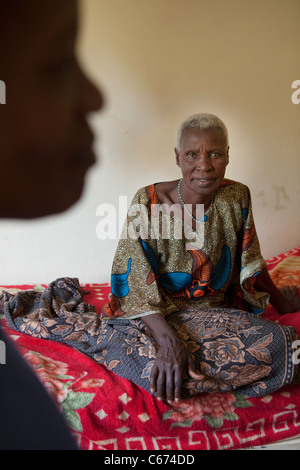 Ein älterer Patient ruht in einem Schlafsaal im Mulago Hospital in Kampala, Uganda, Ostafrika. Stockfoto