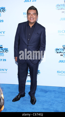 George Lopez im Ankunftsbereich für die SCHLÜMPFE-Premiere, The Ziegfeld Theatre, New York, NY 24. Juli 2011. Foto von: Andres Otero/Everett Collection Stockfoto