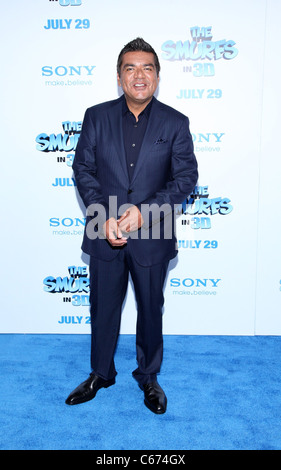 George Lopez im Ankunftsbereich für die SCHLÜMPFE-Premiere, The Ziegfeld Theatre, New York, NY 24. Juli 2011. Foto von: Andres Otero/Everett Collection Stockfoto