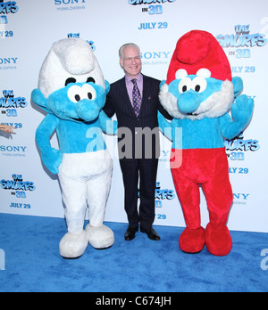 Tim Gunn im Ankunftsbereich für die SCHLÜMPFE-Premiere, The Ziegfeld Theatre, New York, NY 24. Juli 2011. Foto von: Andres Otero/Everett Collection Stockfoto