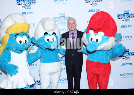 Tim Gunn im Ankunftsbereich für die SCHLÜMPFE-Premiere, The Ziegfeld Theatre, New York, NY 24. Juli 2011. Foto von: Andres Otero/Everett Collection Stockfoto