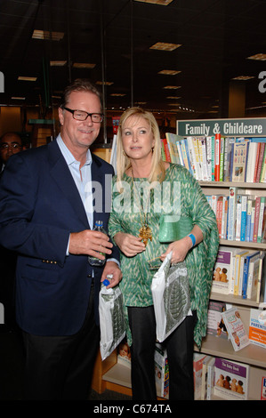 Rick Hilton, Kathy Hilton bei Instore-Auftritt für LaToya Jackson STARTING OVER Signierstunde, Barnes &amp; Noble-Buchladen im The Grove, Los Angeles, CA 28. Juni 2011. Foto von: Michael Germana/Everett Collection Stockfoto