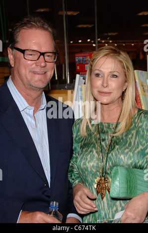 Rick Hilton, Kathy Hilton bei Instore-Auftritt für LaToya Jackson STARTING OVER Signierstunde, Barnes &amp; Noble-Buchladen im The Grove, Los Angeles, CA 28. Juni 2011. Foto von: Michael Germana/Everett Collection Stockfoto