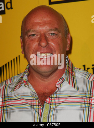 Dean Norris im Ankunftsbereich für BREAKING BAD Staffel vier Premiere, The Chinese 6 Theater, Los Angeles, CA 28. Juni 2011. Foto von: Stockfoto