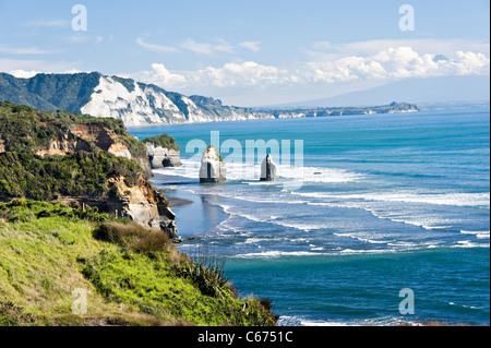 Die schönen weißen Klippen und drei Schwestern Stacks Tasman Sea North Taranaki Bight Tongaporutu Nordinsel Neuseeland NZ Stockfoto