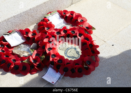 Mohn Kränze hinterließ der Royal British Legion an einem Denkmal mit Blick auf Omaha Strand Stockfoto