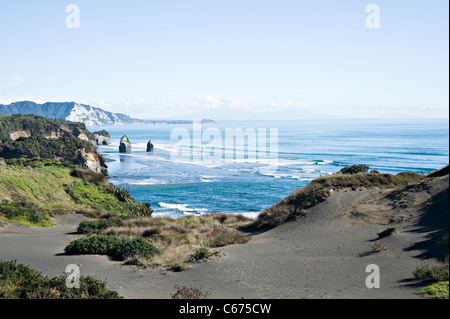 Die schönen weißen Klippen und drei Schwestern Stacks Tasman Sea North Taranaki Bight Tongaporutu Nordinsel Neuseeland NZ Stockfoto