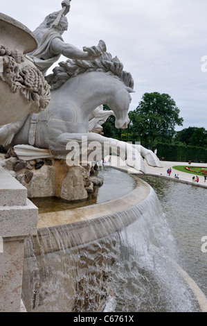 Neptun-Brunnen in Schoenbrunner Park, Schlosspark Schönbrunn, Wien, Österreich, Europa Stockfoto