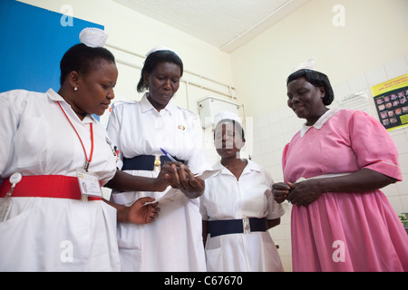 Krankenschwestern kommen zusammen in Mbale Regional Referral Hospital in Mbale, Osten Ugandas. Stockfoto