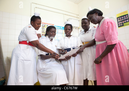 Krankenschwestern kommen zusammen in Mbale Regional Referral Hospital in Mbale, Osten Ugandas. Stockfoto