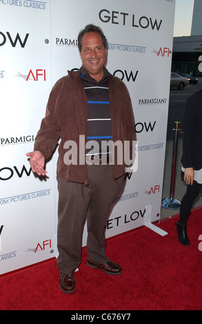 Jon Lovitz im Ankunftsbereich für GET LOW-Premiere, Samuel Goldwyn Theater am AMPAS, Los Angeles, CA 27. Juli 2010. Foto von: Tony Gonzalez/Everett Collection Stockfoto