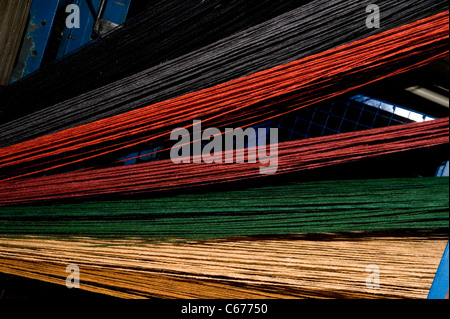 farbige Wollfäden am Webstuhl Stockfoto
