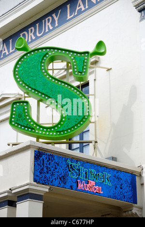 Werbung für das musical Shrek außerhalb der Theatre Royal Drury Lane, Covent Garden, London, England Stockfoto