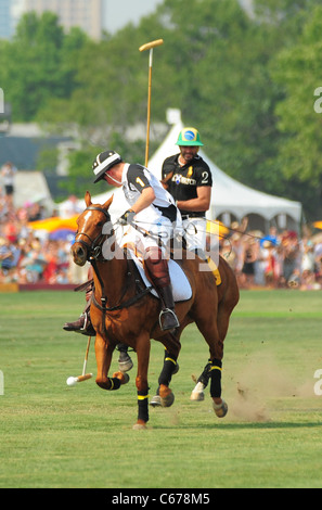 Seine königliche Hoheit Prinz Harry bei einem öffentlichen Auftritt für 2010 Veuve Clicquot Polo Classic, Governors Island, New York, NY 27. Juni 2010. Foto von: Gregorio T. Binuya/Everett Collection Stockfoto