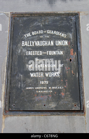 Gedenktafel am öffentlichen Trinkbrunnen, Ballyvaughan, County Clare, Irland Stockfoto