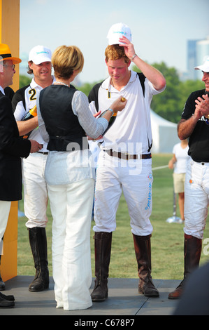 Seine königliche Hoheit Prinz Harry bei einem öffentlichen Auftritt für 2010 Veuve Clicquot Polo Classic, Governors Island, New York, NY 27. Juni 2010. Foto von: Gregorio T. Binuya/Everett Collection Stockfoto