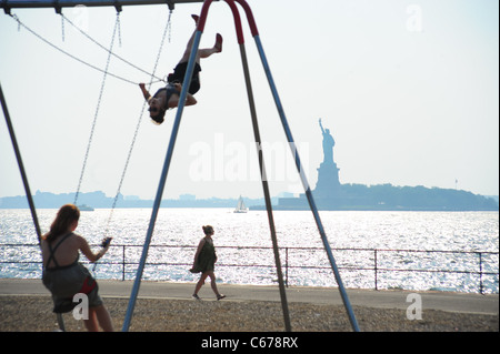 Atmosphäre bei einem öffentlichen Auftritt für 2010 Veuve Clicquot Polo Classic, Governors Island, New York, NY 27. Juni 2010. Foto von: Stockfoto