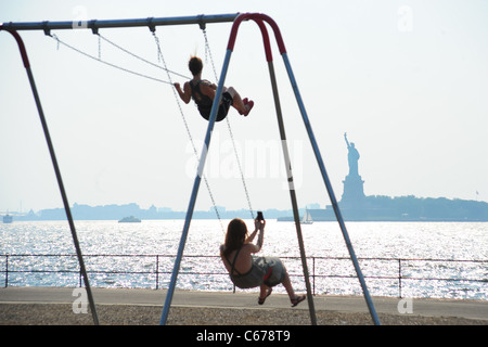 Atmosphäre bei einem öffentlichen Auftritt für 2010 Veuve Clicquot Polo Classic, Governors Island, New York, NY 27. Juni 2010. Foto von: Stockfoto