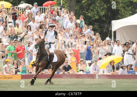 Prinz Harry bei einem öffentlichen Auftritt für 2010 Veuve Clicquot Polo Classic, Governors Island, New York, NY 27. Juni 2010. Foto von: Rob Rich/Everett Collection Stockfoto