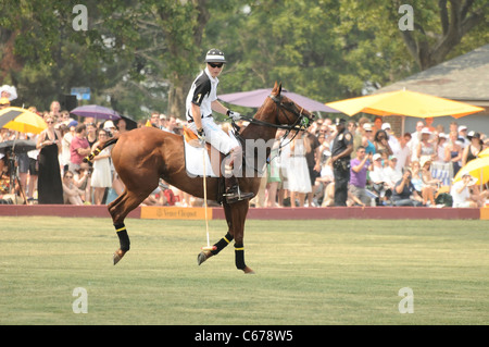 Prinz Harry bei einem öffentlichen Auftritt für 2010 Veuve Clicquot Polo Classic, Governors Island, New York, NY 27. Juni 2010. Foto von: Rob Rich/Everett Collection Stockfoto