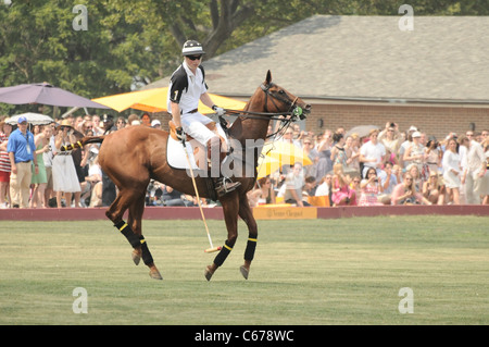 Prinz Harry bei einem öffentlichen Auftritt für 2010 Veuve Clicquot Polo Classic, Governors Island, New York, NY 27. Juni 2010. Foto von: Rob Rich/Everett Collection Stockfoto