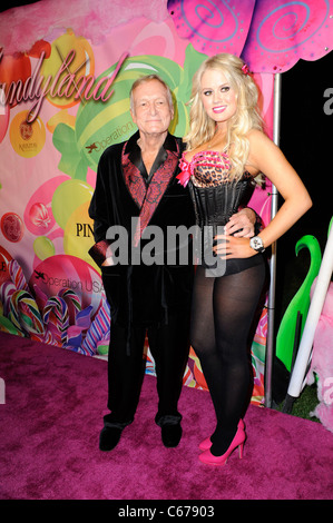 Hugh Hefner, Anna Sophia Berglund im Ankunftsbereich für 6. jährliche Kandyland Party, The Playboy Mansion, Los Angeles, CA 25. Juni 2011. Foto von: Sara Cozolino/Everett Collection Stockfoto