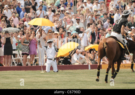 Prinz Harry bei einem öffentlichen Auftritt für 2010 Veuve Clicquot Polo Classic, Governors Island, New York, NY 27. Juni 2010. Foto von: Rob Rich/Everett Collection Stockfoto