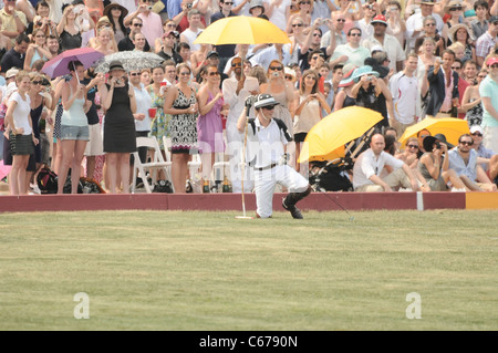 Prinz Harry bei einem öffentlichen Auftritt für 2010 Veuve Clicquot Polo Classic, Governors Island, New York, NY 27. Juni 2010. Foto von: Rob Rich/Everett Collection Stockfoto