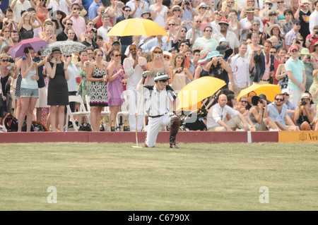 Prinz Harry bei einem öffentlichen Auftritt für 2010 Veuve Clicquot Polo Classic, Governors Island, New York, NY 27. Juni 2010. Foto von: Rob Rich/Everett Collection Stockfoto