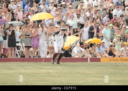 Prinz Harry bei einem öffentlichen Auftritt für 2010 Veuve Clicquot Polo Classic, Governors Island, New York, NY 27. Juni 2010. Foto von: Rob Rich/Everett Collection Stockfoto