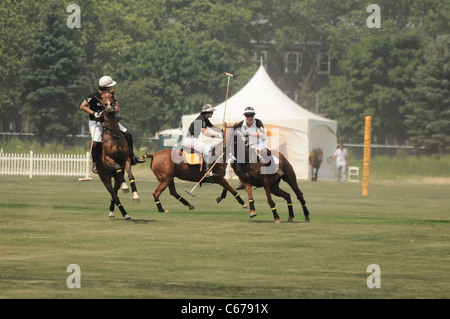 Prinz Harry bei einem öffentlichen Auftritt für 2010 Veuve Clicquot Polo Classic, Governors Island, New York, NY 27. Juni 2010. Foto von: Rob Rich/Everett Collection Stockfoto