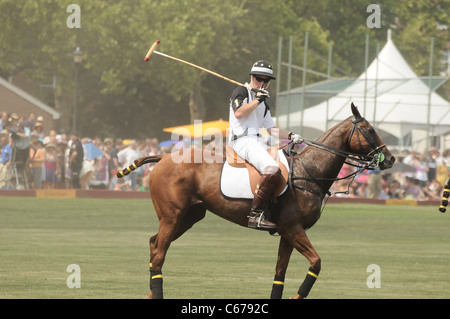 Prinz Harry bei einem öffentlichen Auftritt für 2010 Veuve Clicquot Polo Classic, Governors Island, New York, NY 27. Juni 2010. Foto von: Rob Rich/Everett Collection Stockfoto