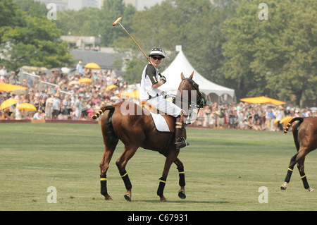 Prinz Harry bei einem öffentlichen Auftritt für 2010 Veuve Clicquot Polo Classic, Governors Island, New York, NY 27. Juni 2010. Foto von: Rob Rich/Everett Collection Stockfoto